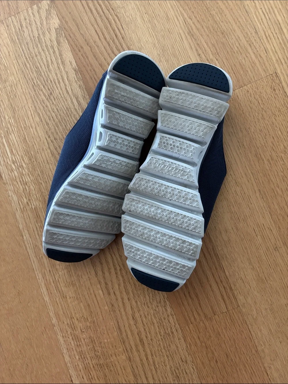 SKECHERS Glide-Step - size 9   (Style #104550 Navy)